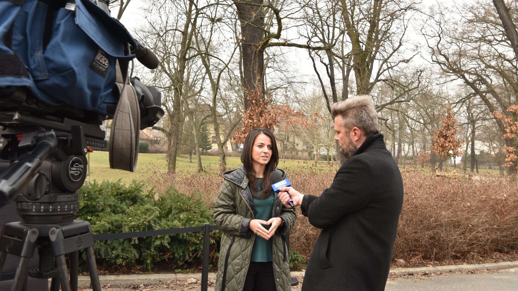 Zdjęcie przedstawia dyrektorkę Wydziału Gospodarki Komunalnej UMP udzielającą wywiadu telewizji.