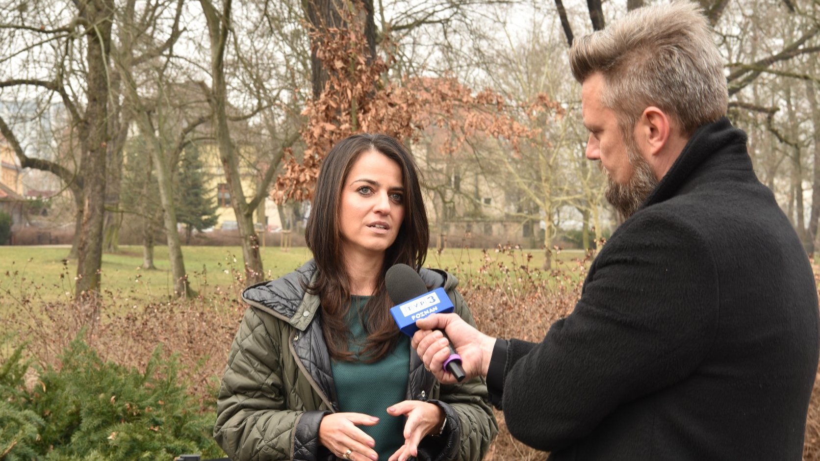 Zdjęcie przedstawia dyrektorkę Wydziału Gospodarki Komunalnej UMP udzielającą wywiadu telewizji.