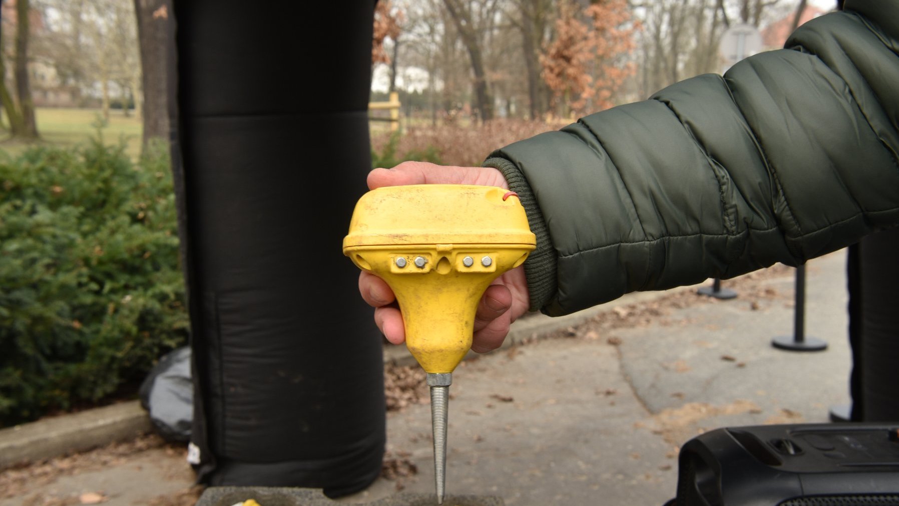 Zdjęcie przedstawia czujkę do pomiarów trzymaną w ręku.