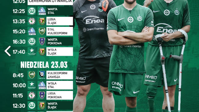 Plakat promujący wydarzenie PZU AMP Futbol Ekstraklasa. Na plakacie znajdują się trzej piłkarze w zielonych strojach, z których jeden korzysta z kul. Wydarzenie odbędzie się na stadionie POSiR Golęcin w Poznaniu w dniach 22-23 marca.