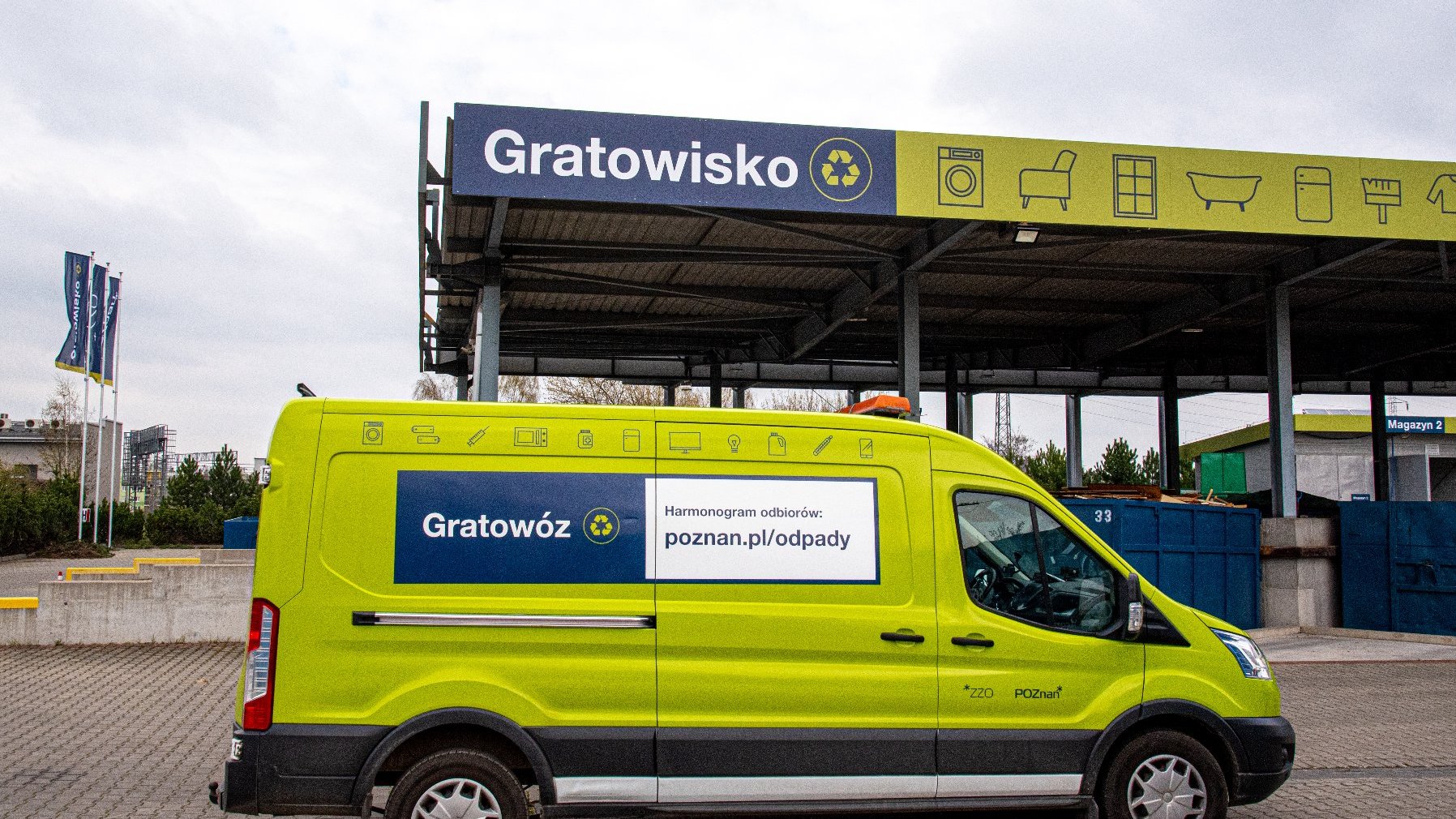 Zdjęcie przedstawia gratowóz na gratowisku.