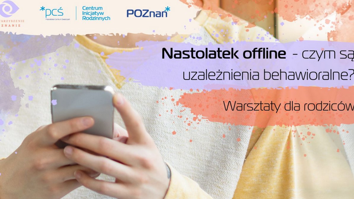 Plakat promujący warsztaty dla rodziców. Zdjęcie przedstawia zbliżenie na ręce osoby trzymającej smartfon. W tle abstrakcyjny, kolorowy wzór z fioletowymi, pomarańczowymi i żółtymi elementami. Na plakacie tekst: "Nastolatek offline - czym są uzależnienia behawioralne? Warsztaty dla rodziców."