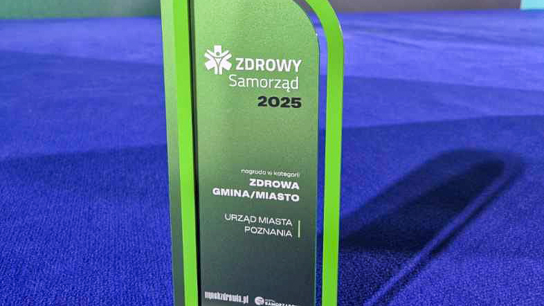 Na zdjęciu statuetka z napisem: zdrowy samorząd 2025