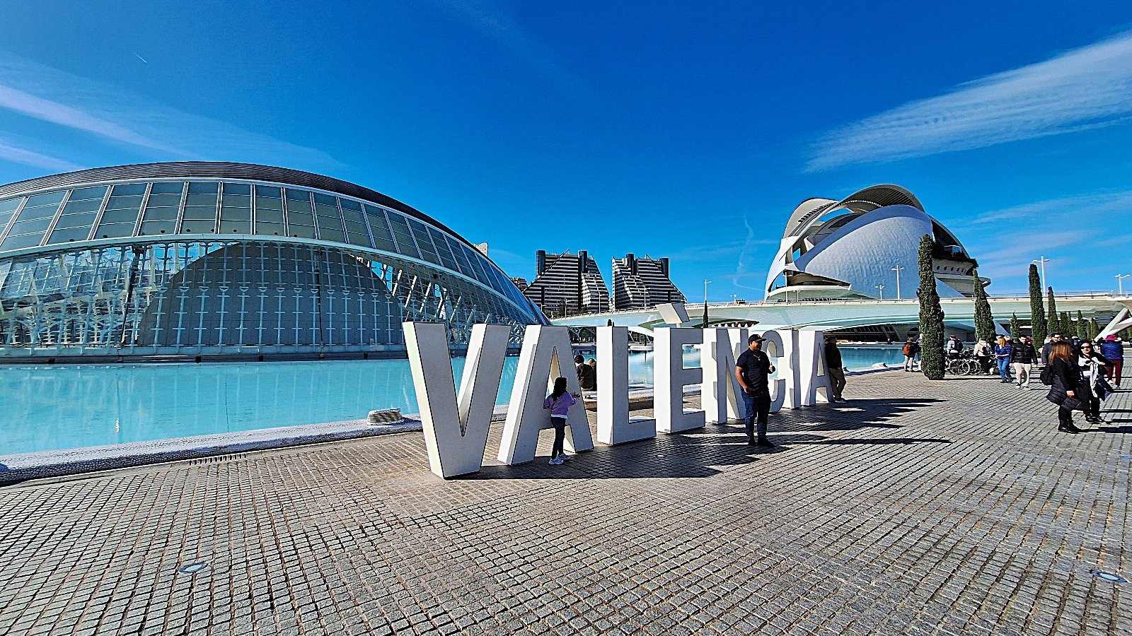 Ciudad de las Artes y las Ciencias - nowoczesny kompleks naukowy z ogromnym akwarium i ekranem IMAX usytuowany w malowniczym parku.