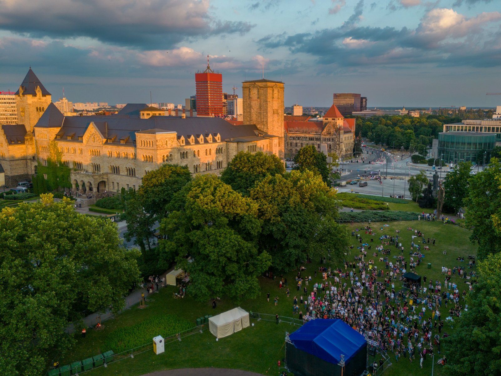 Zdjęcie przedstawia tłum ludzi w parku. Obok widać Centrum Kultury Zamek i inne budynki. Zdjęcie robione z góry. - grafika artykułu