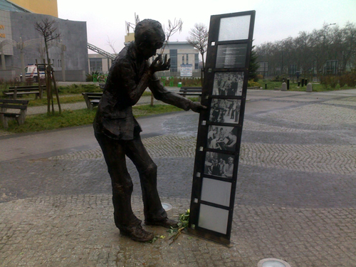 Pomnik Krzysztofa Komedy - grafika artykułu