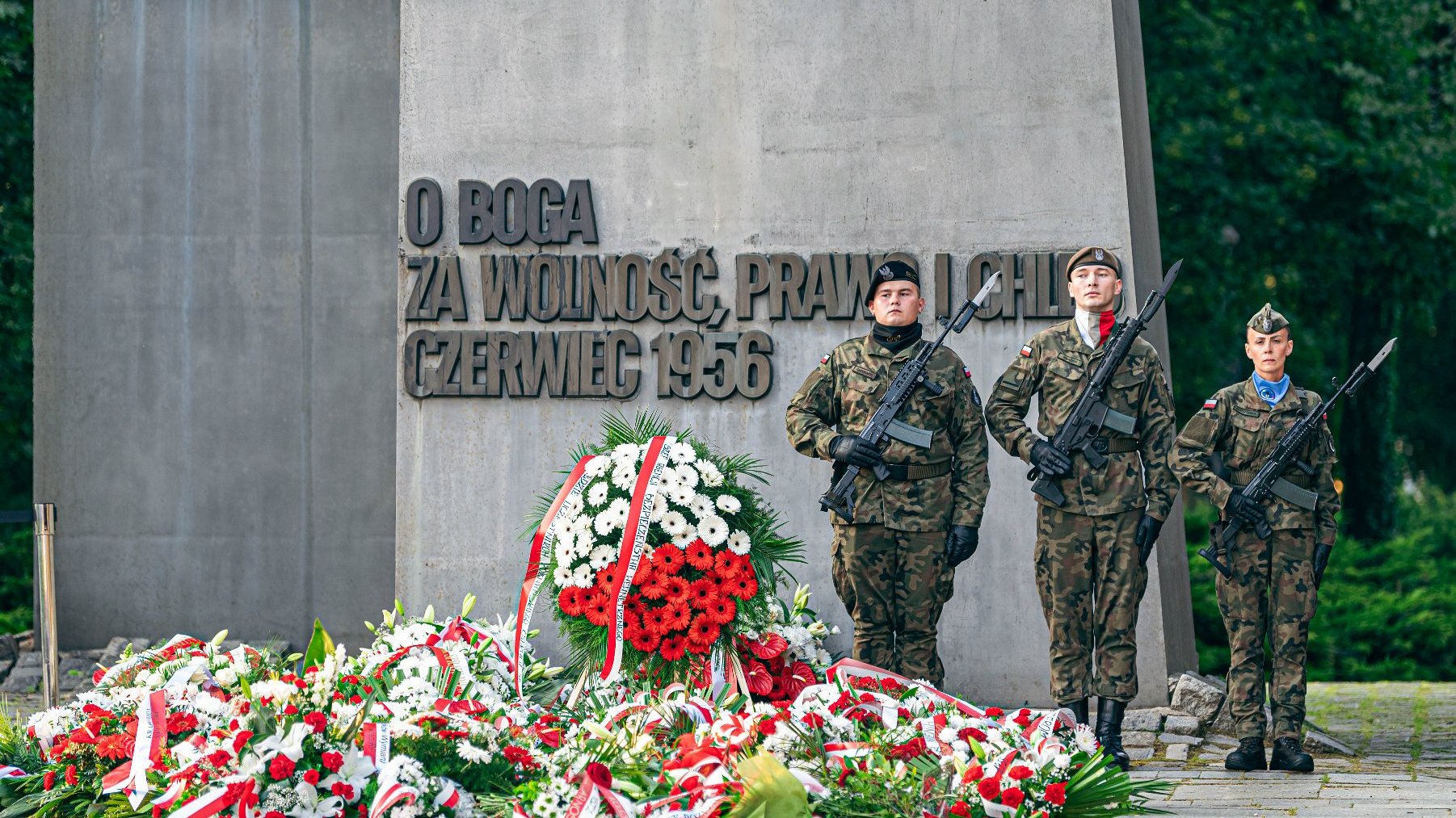 Na zdjęciu żołnierze pod pomnikiem Czerwca