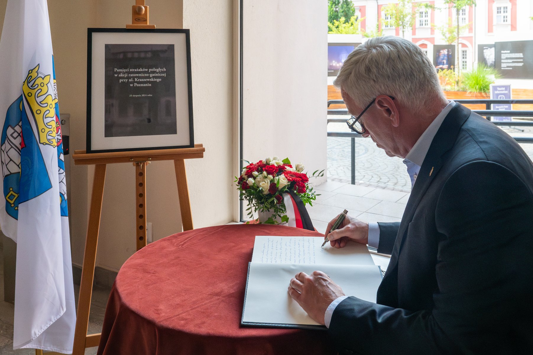 Na zdjęciu prezydent Poznania wpisujący się do księgi kondolencyjnej - grafika artykułu