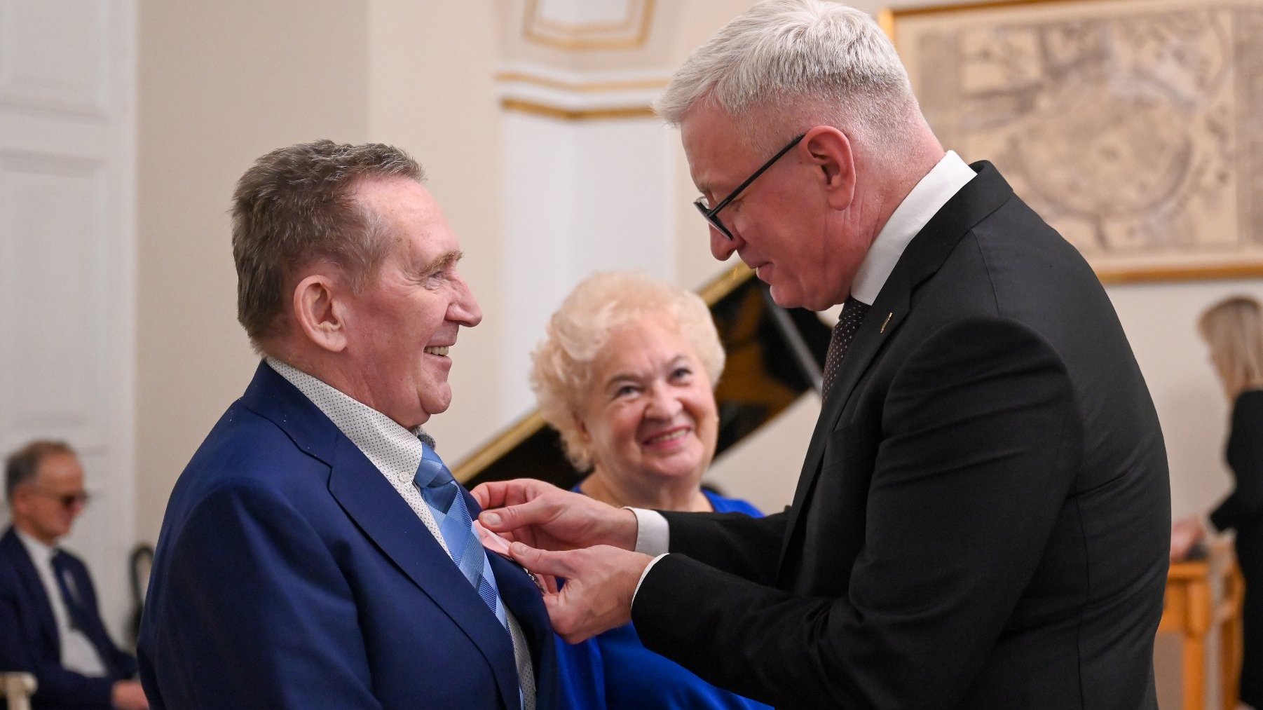 Na zdjęciu Jacek Jaśkowiak, prezydent Poznania, przypinający medal mężćzyźnie