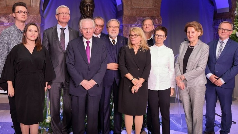 Laureaci Poznańskiej Nagrody Literackiej, członkowie kapituły oraz rektor i prezydent, fot. Maciej Kaczyński/CK Zamek