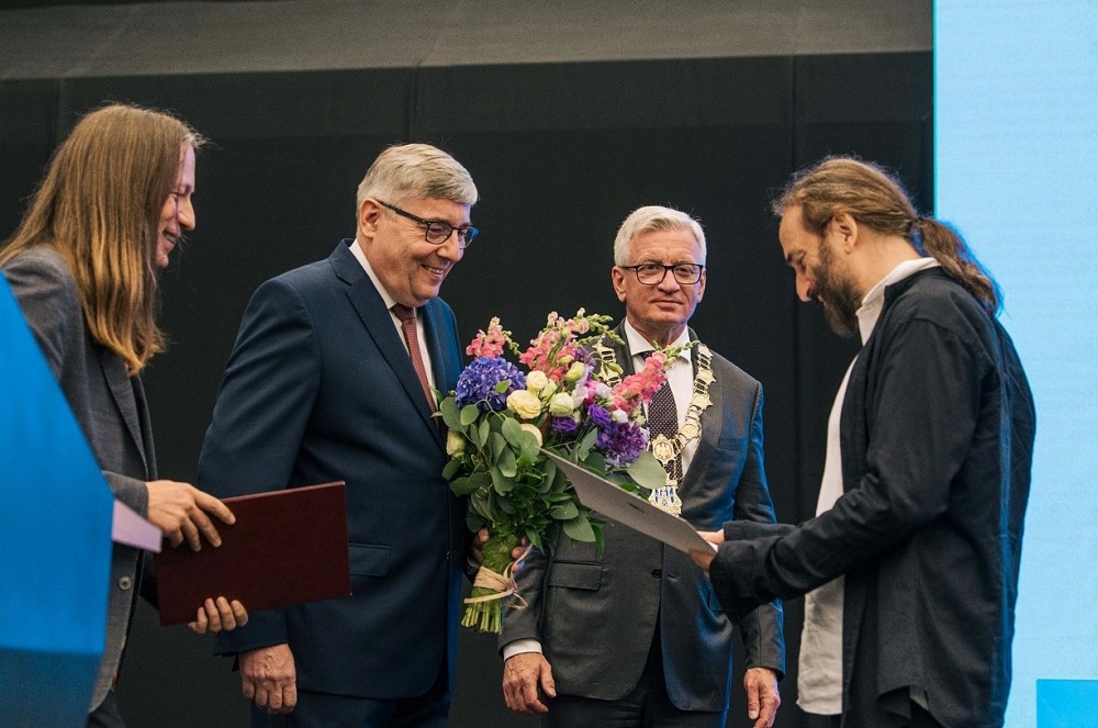 Uroczysta sesja RMP 29.06.2021 r., Nagrodę Artystyczną Miasta Poznania odbiera Maciej Rychły - grafika artykułu