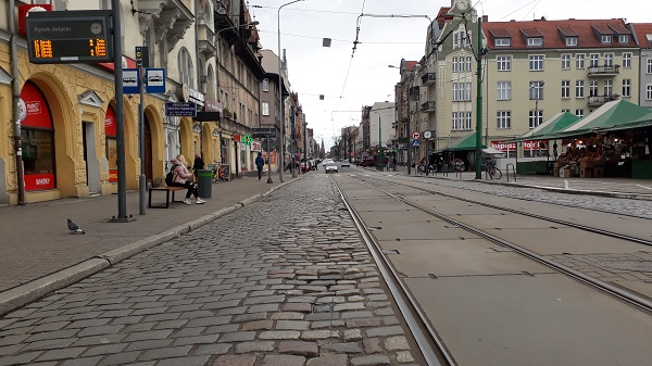 Odcinek ulicy Dąbrowskiego przy rynku Jeżyckim - grafika artykułu