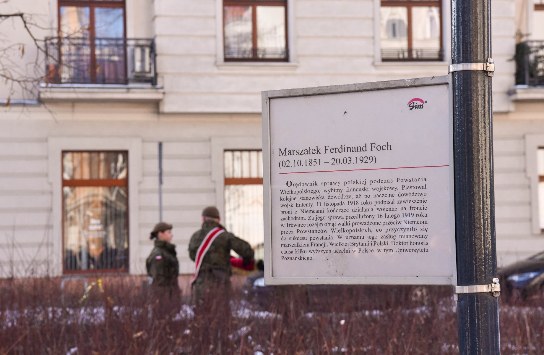 Rozejm w Trewirze z 16 lutego 1919 roku był pierwszym uznaniem żądań Polaków dotyczących przyłączenia Wielkopolski do Rzeczypospolitej Tabliczka z dedykacją dla Marszałka Ferdinanda Focha, opisująca jego zasługi i znaczenie. Tabliczka jest w języku polskim i zawiera tekst: "Marszałek Ferdinand Foch (02.10.1851 - 20.03.1929) Ordownik sprawy polskiej podczas Powstania Wielkopolskiego, wybitny francuski wojskowy... (ciąg dalszy)." W tle znajdują się dwie osoby w mundurach wojskowych, jedna z nich ma na ramieniu biało-czerwoną szarfę.