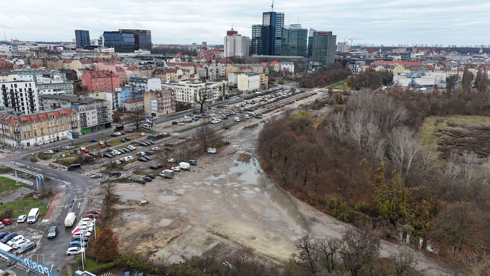 Łącznie około 2,8 hektara zdegradowanej powierzchni czeka wielka zmiana/ fot. PIM Zdjęcie przedstawia teren miejski z budynkami, drzewami i samochodami. Zdjęcie zrobiono z lotu ptaka.