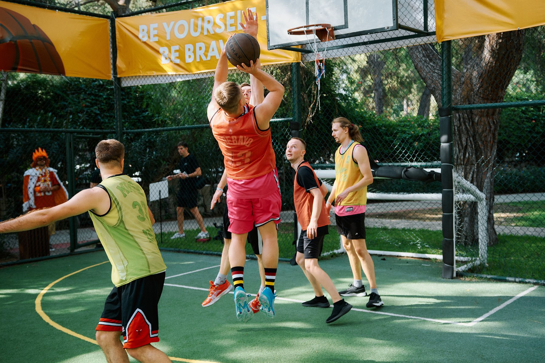 Employees play the basketball - grafika artykułu