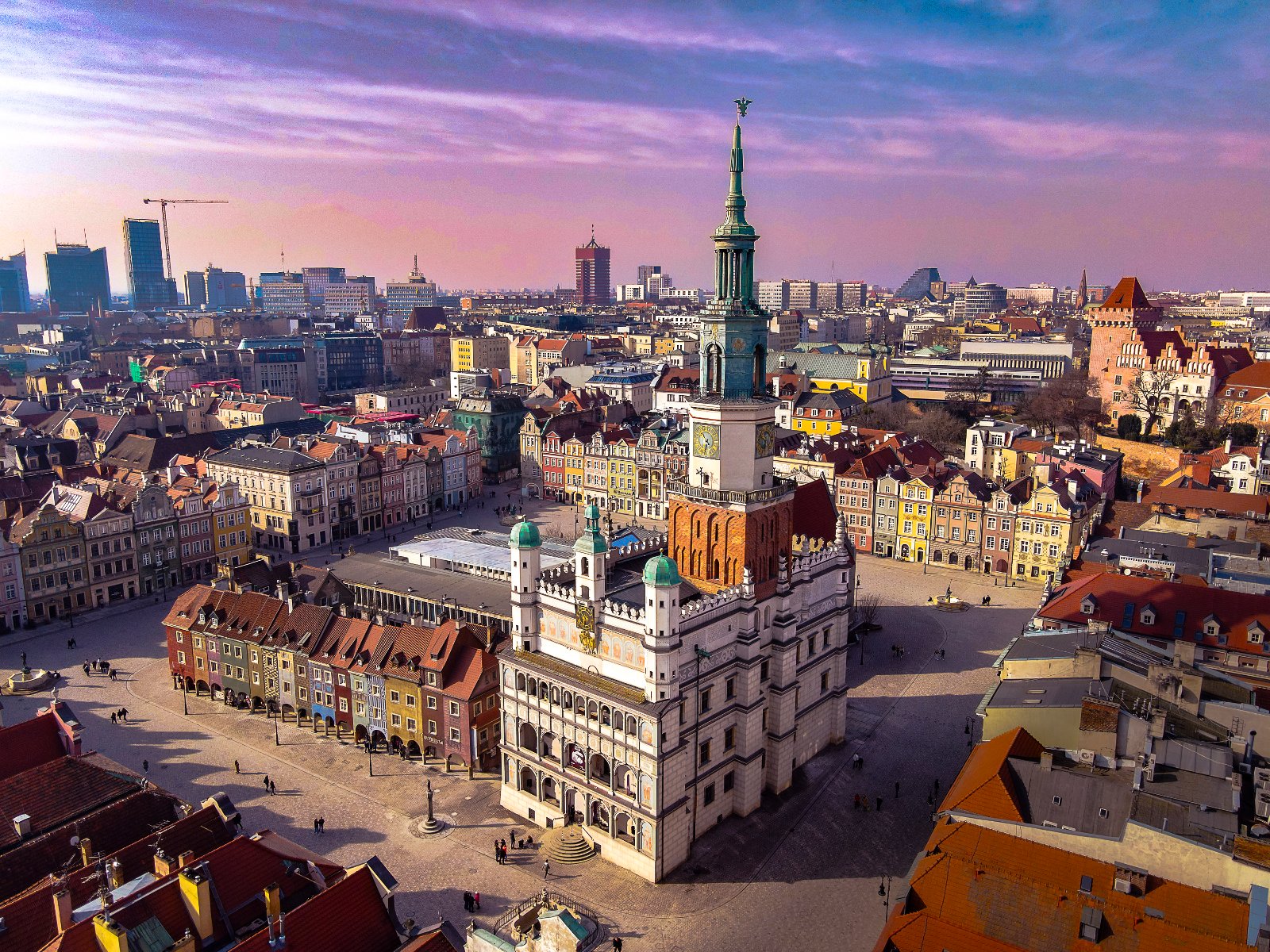 Panorama of Poznań. In the centre, the Town Hall and the Old Market Square. Tall office buildings and characteristic monuments can be seen in the distance. - grafika artykułu