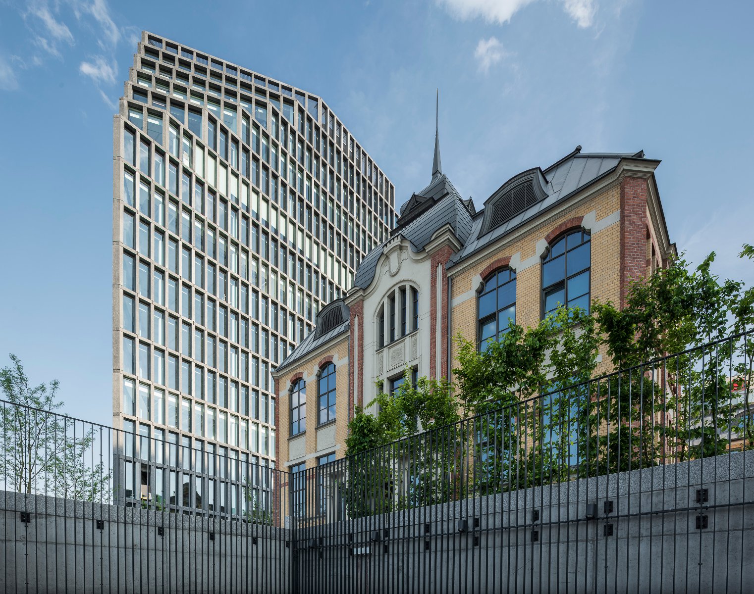 This year in Munich, Poznań is presenting its prime investment locations and opportunities. Photo: Juliusz Sokołowski The Bałtyk office building in Poznań. Next to it is a classicist building.