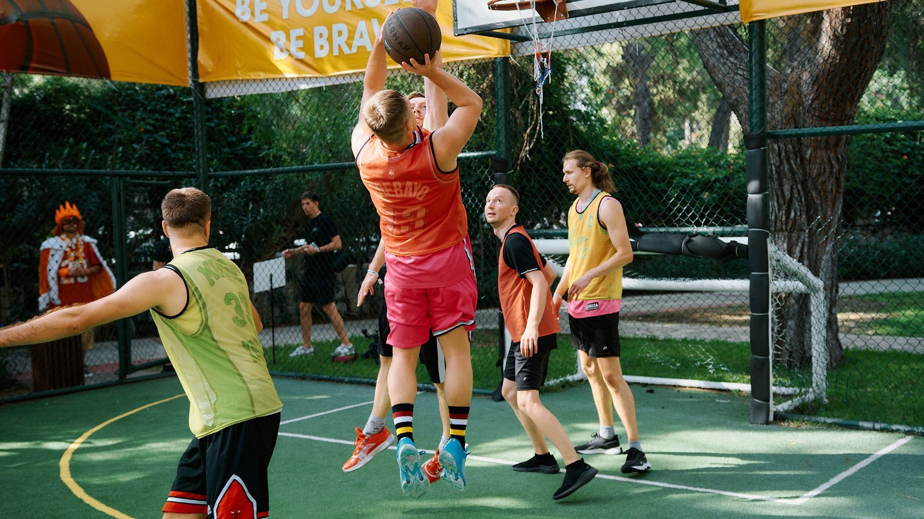 Na zdjęciu ludzie grający w koszykówkę