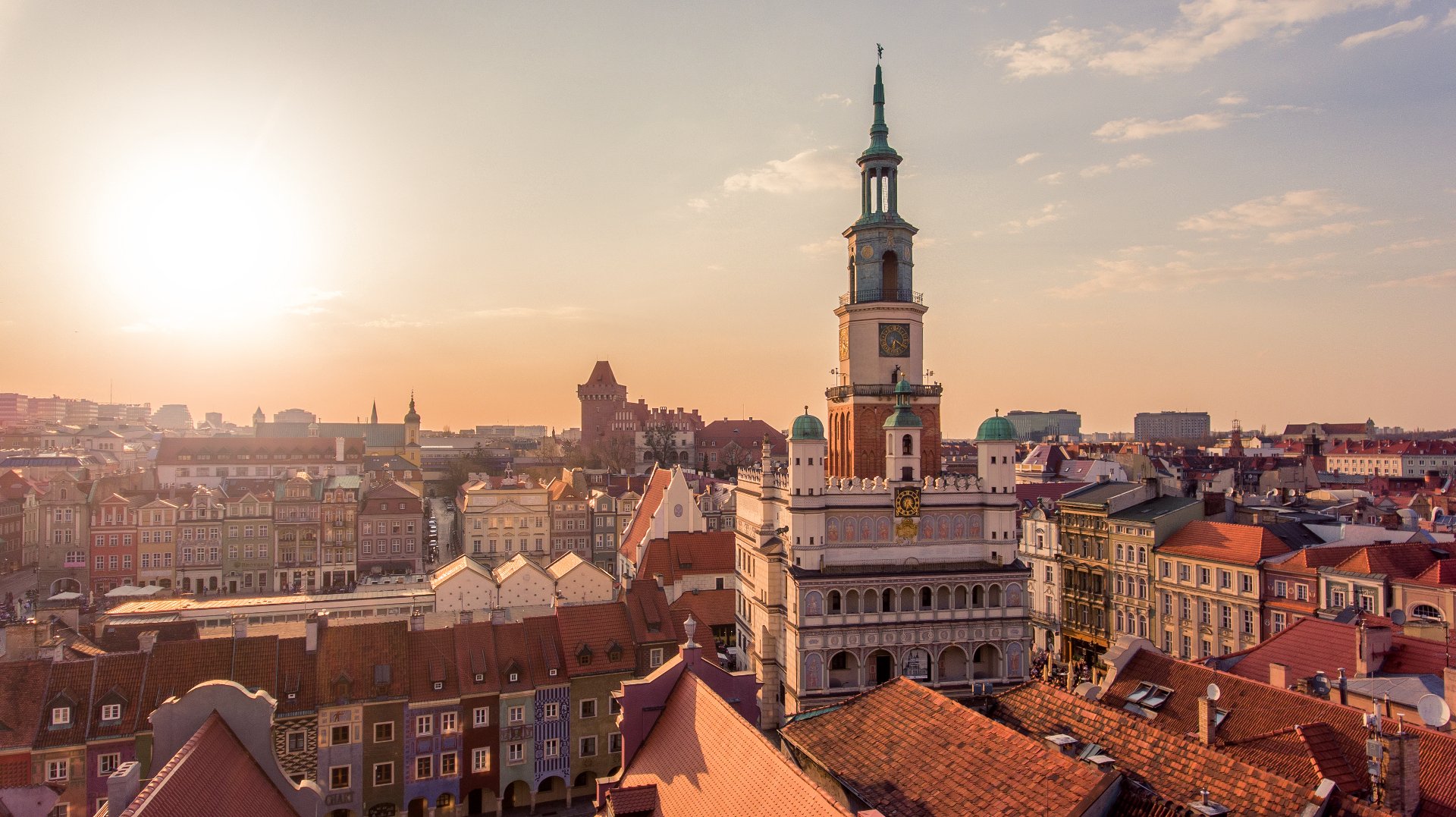 Zdjęcie Starego Rynku w Poznaniu z lotu ptaka. W oddali zachodzące słońce. - grafika artykułu