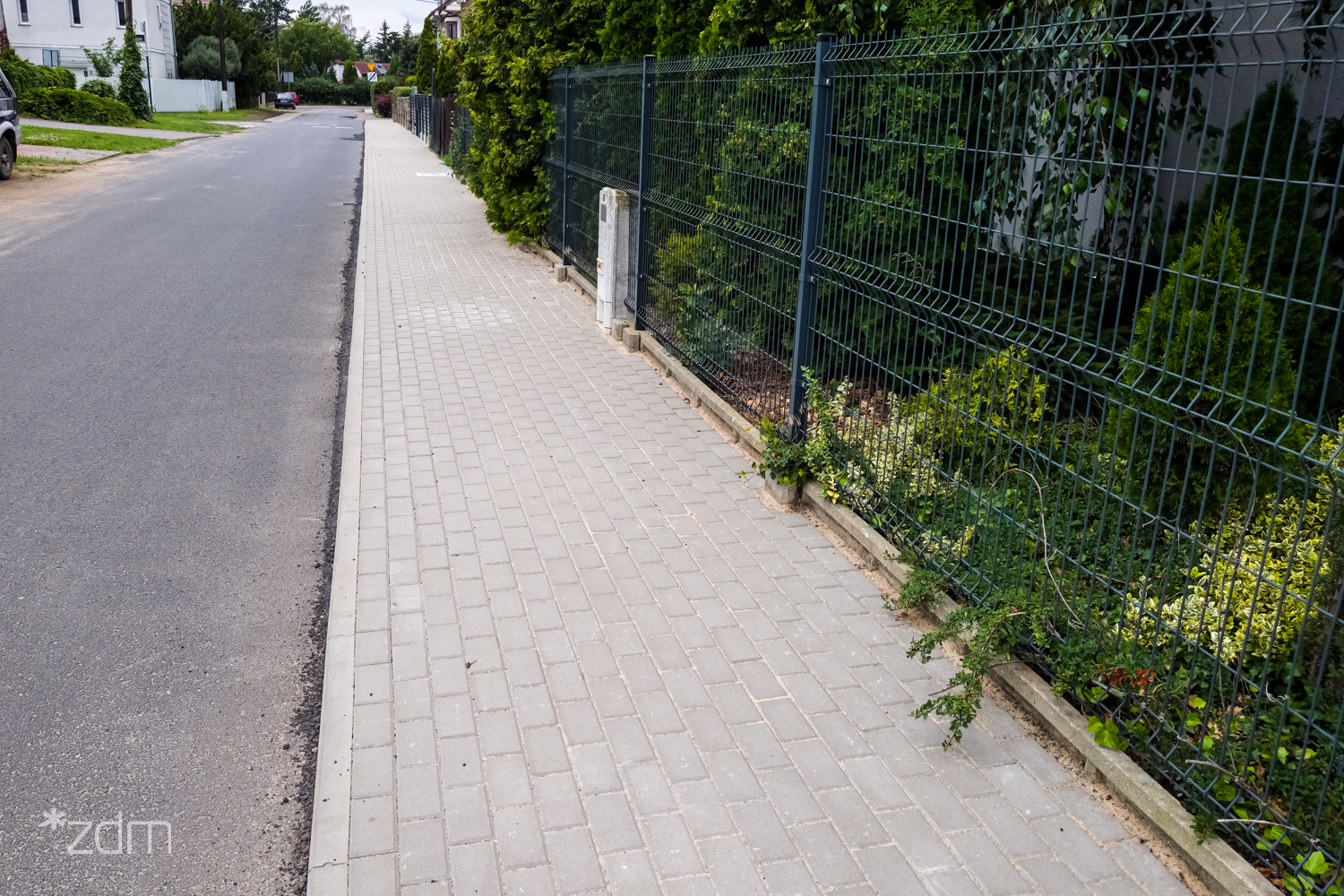 Wcześniej niż zapowiadano, zakończyły się prace drogowe na ulicach Chodzieskiej i Białogardzkiej. Wyremontowano chodnik oraz utwardzono pobocze fot. ZDM Galeria zdjęć z zakończonych prac na ulicach Chodzieskiej i Białogardzkiej - nowy chodnik z kostki