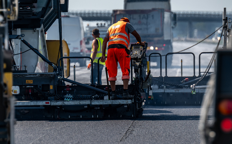 Drugi etap remontu nawierzchni na węźle Poznań Wschód rozpocznie się w sobotę, 23 sierpnia/ fot. AWSA Na zdjęciu robotnicy wykonujący prace na autostradzie