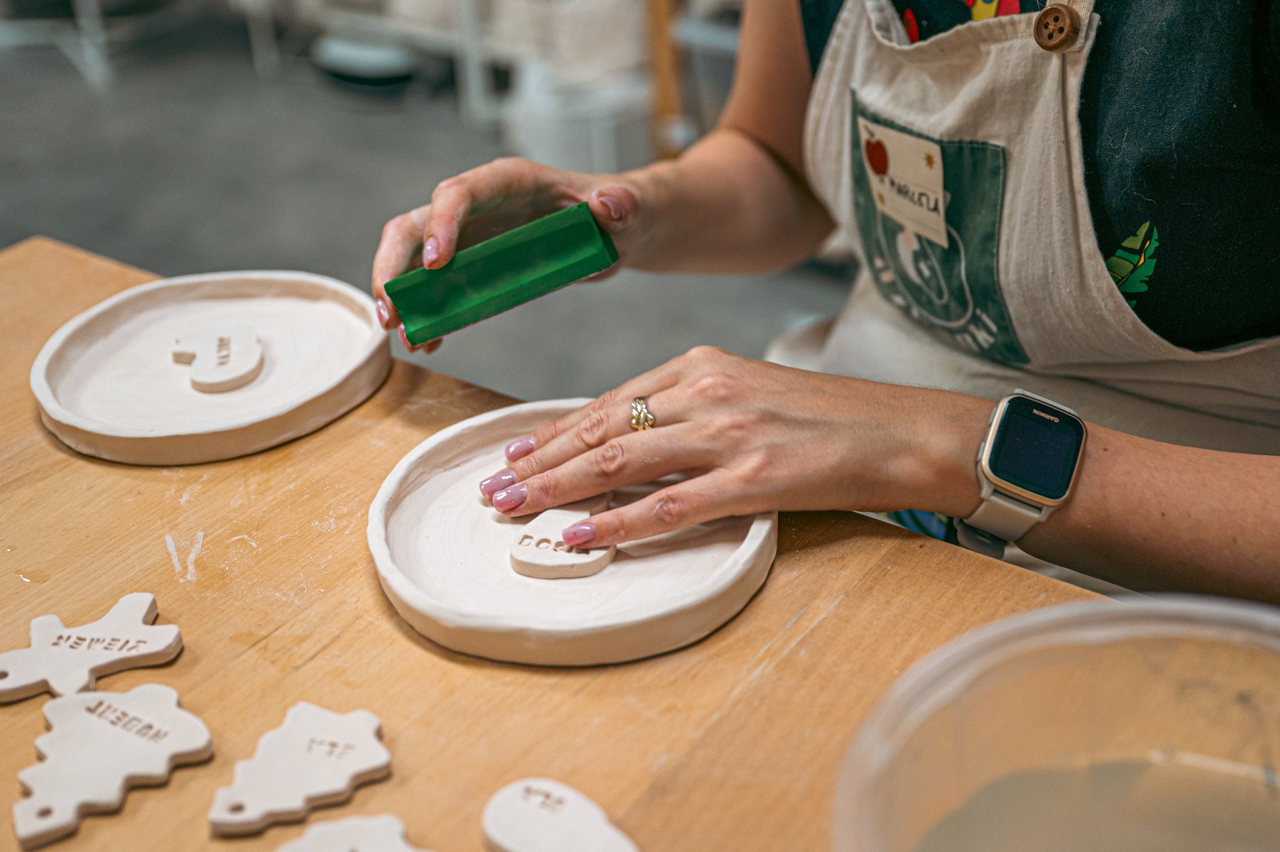 Zdjęcie przedstawia ręcę kobiety robiącej ozdoby ceramiczne. - grafika artykułu