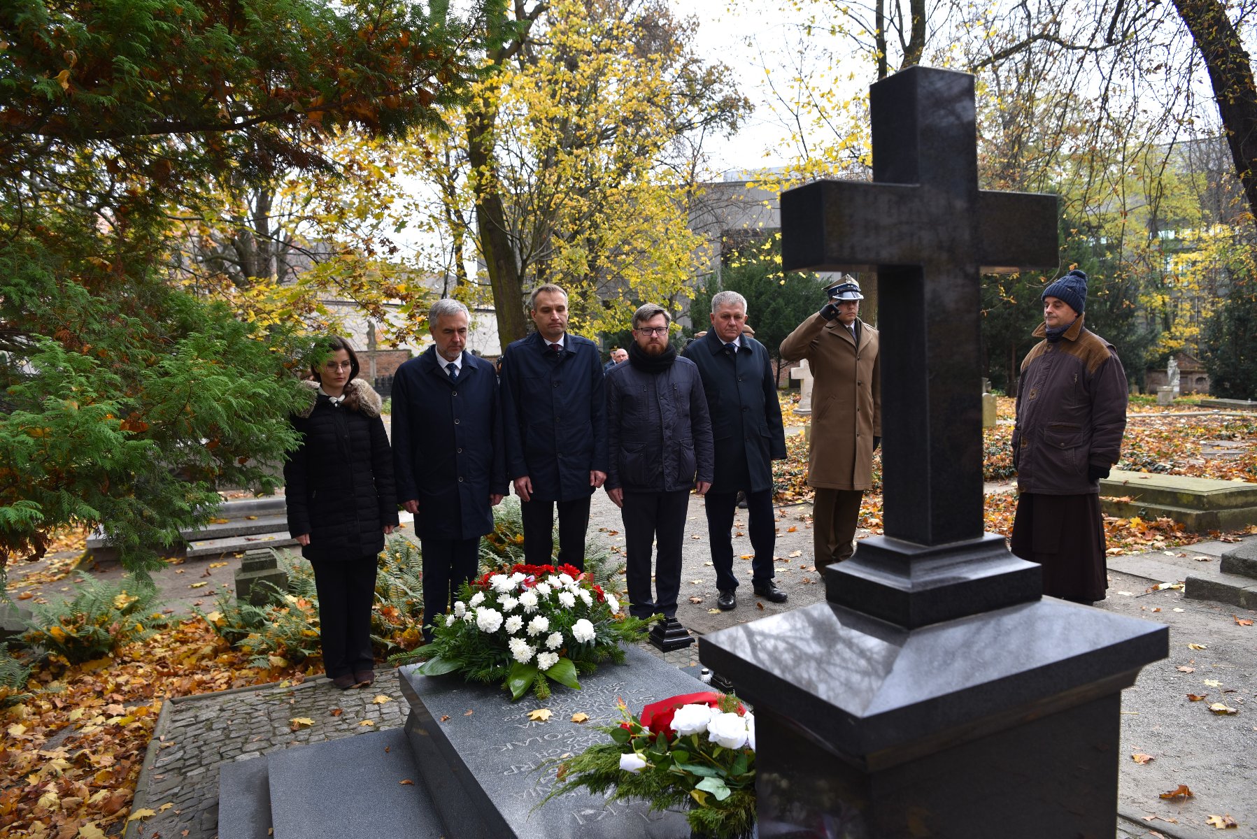 Galeria zdjęć ze składania kwiatów przez przedstawicieli poznańskiego samorządu na grobach zasłużonych Wielkopolan i pod najważniejszymi pomnikami - grafika artykułu