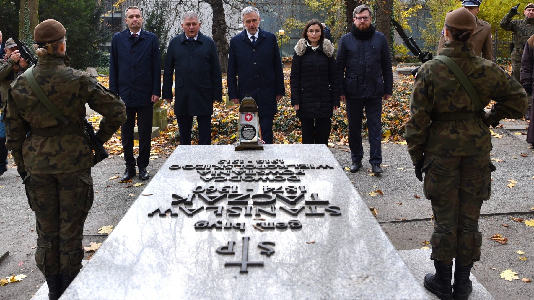 Galeria zdjęć ze składania kwiatów przez przedstawicieli poznańskiego samorządu na grobach zasłużonych Wielkopolan i pod najważniejszymi pomnikami