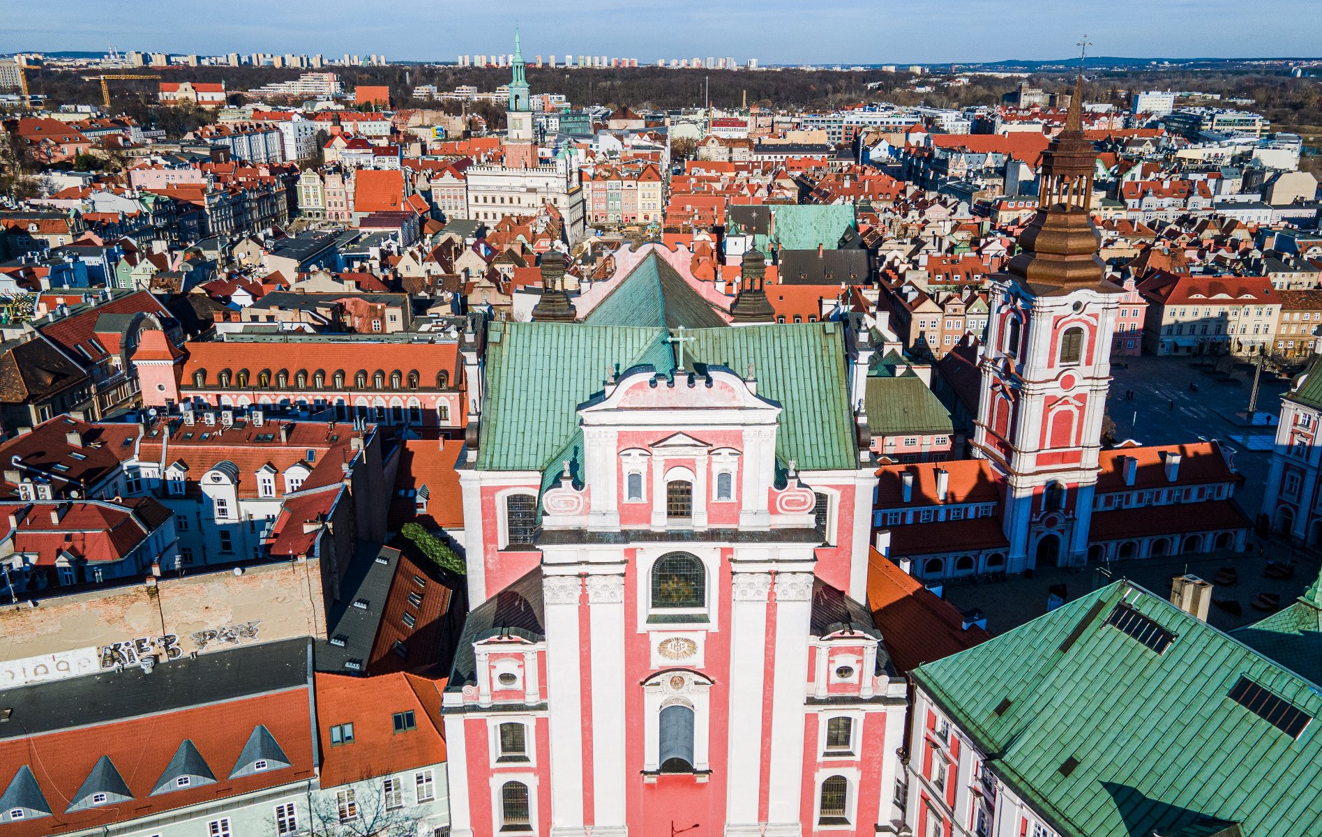 Na zdjęciu panorama miasta, na pierwszym planie plac Kolegiacki i fara - grafika artykułu