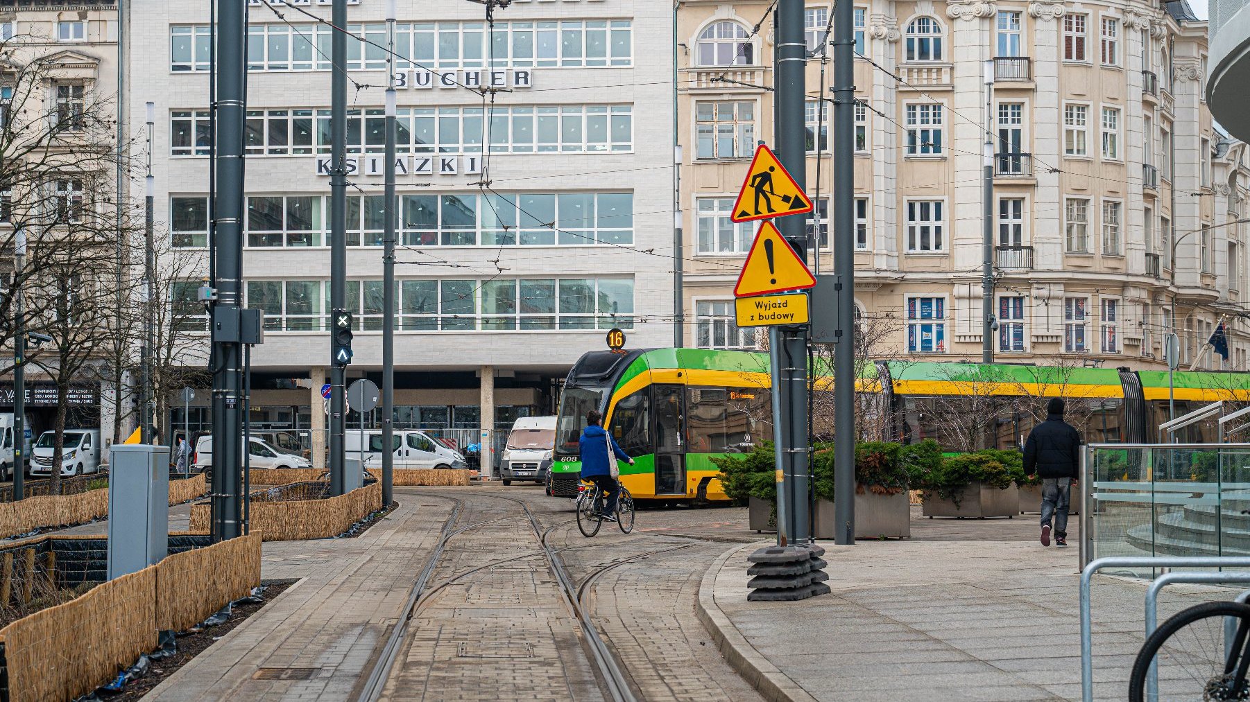 Widok z ul. 27 Grudnia na plac Gwarny przy Okrąglaku. Widać tramwaj jadący w stronę ul. Fredry