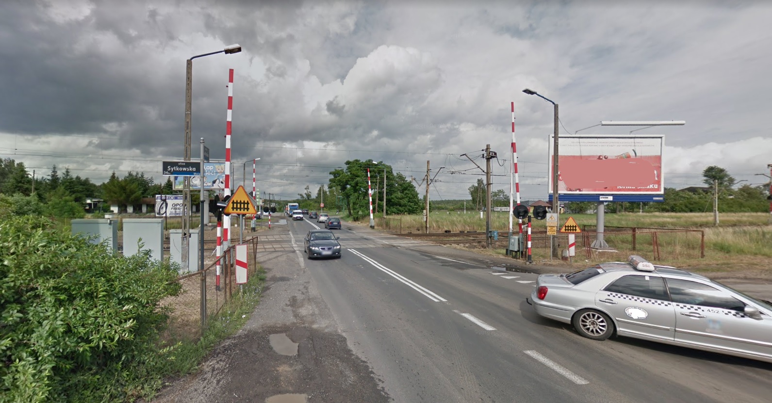 Przejazd kolejowy na ul. Lutyckiej (foto: Google Street View) - grafika artykułu