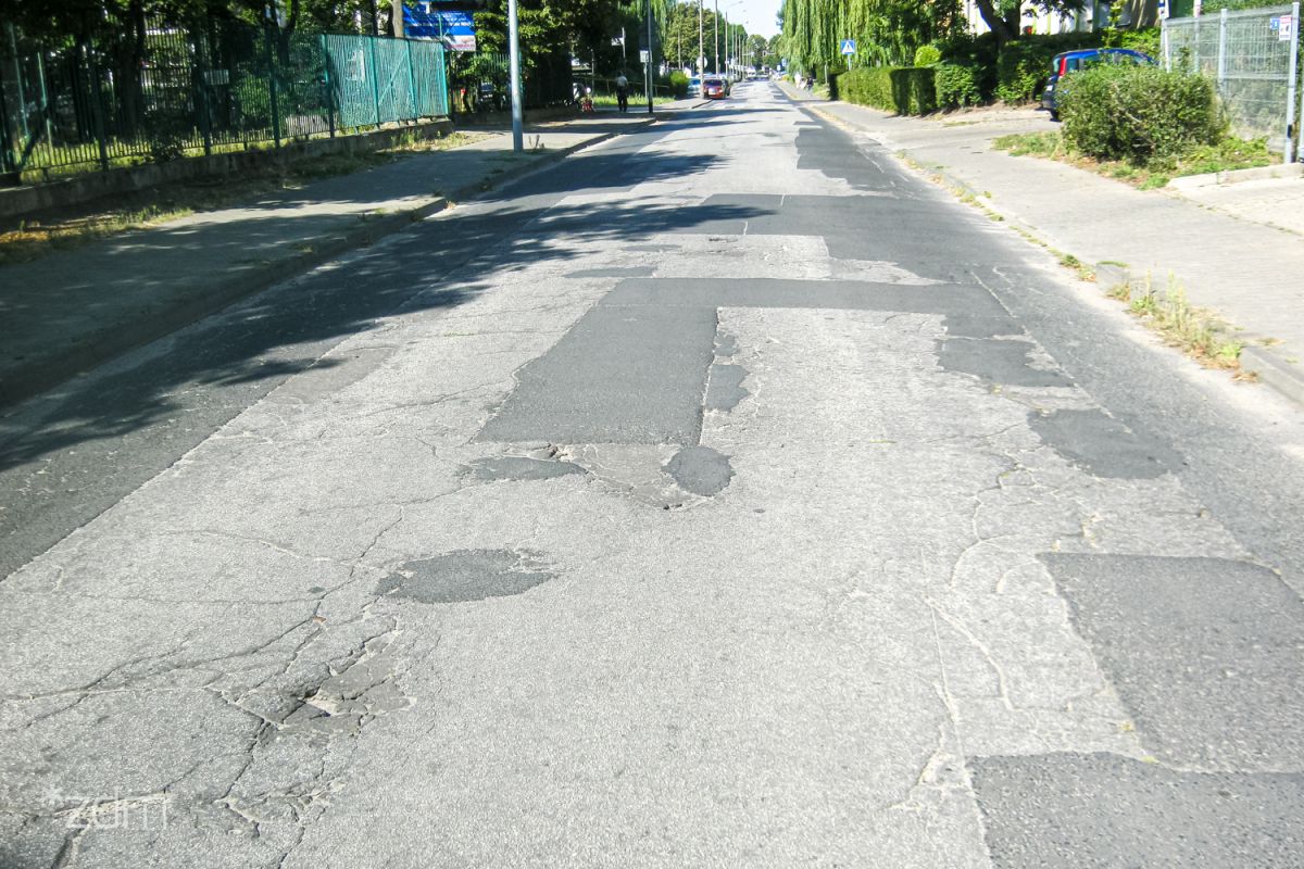 Widok na obecny stan nawierzchni ulicy Świt. - grafika artykułu