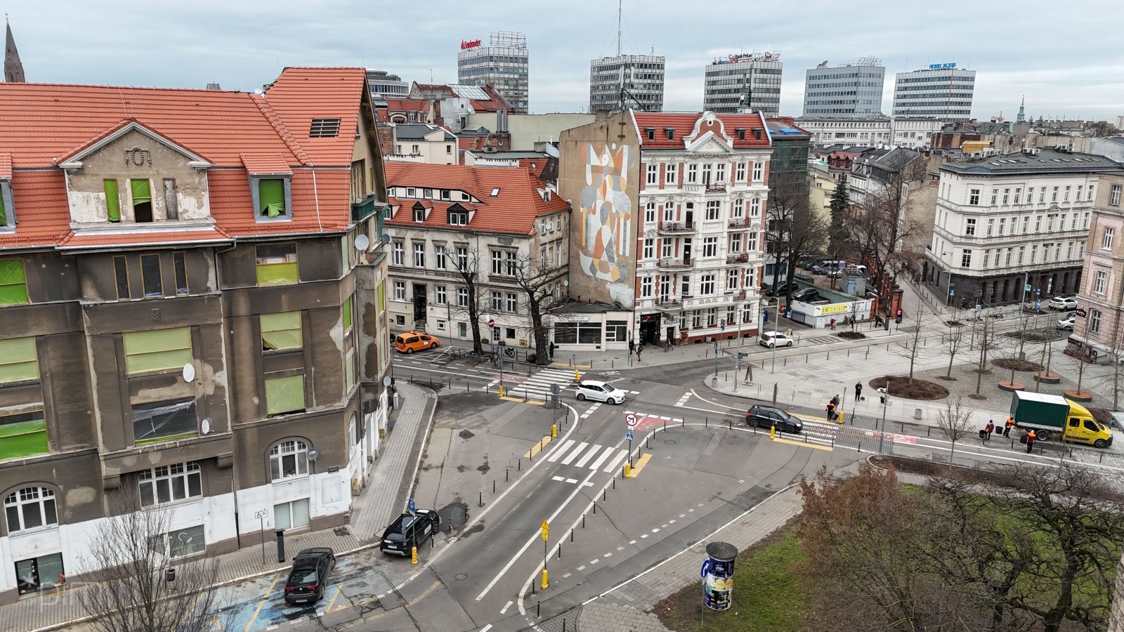 Widok z góry na skrzyżowanie ulic Taczaka, Kościuszki i Taylora przed odbrukowaniem. Duża betonowa przestrzeń bez zieleni, wokół kamienice.