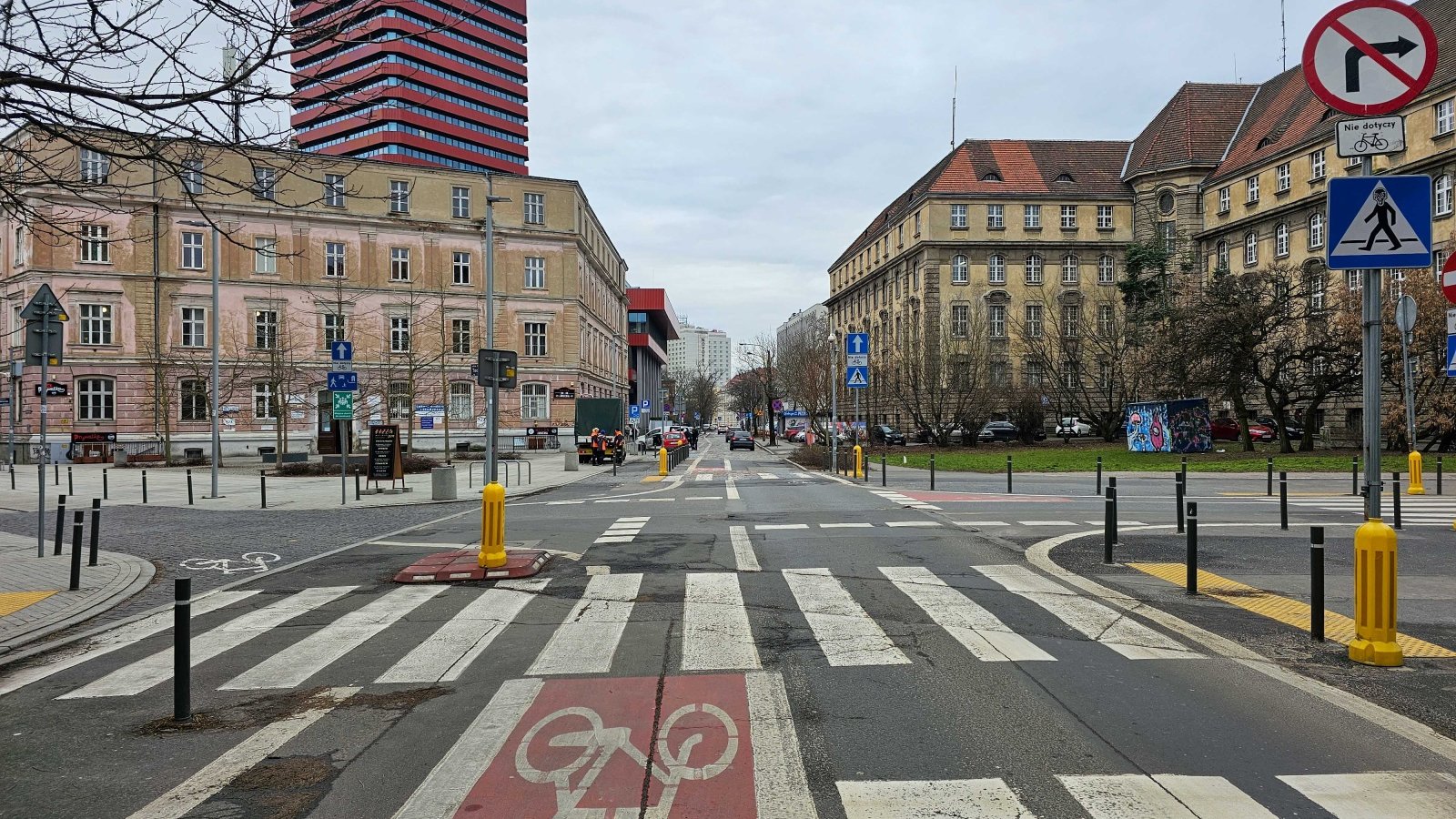 Widok na skrzyżowanie ulic Taczaka, Kościuszki i Taylora przed odbrukowaniem.