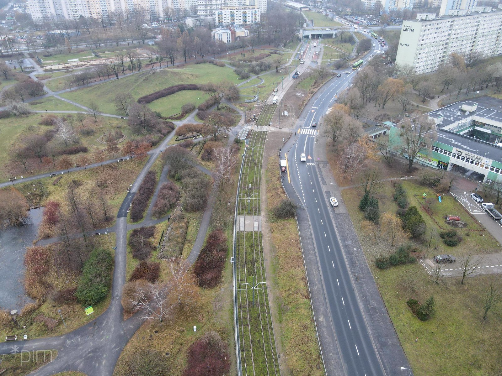 Widok z lotu ptaka na trasę kórnicką i wlot do tunelu pod ul. Chartowo. Obok tereny zielone, na horyzoncie bloki. - grafika artykułu