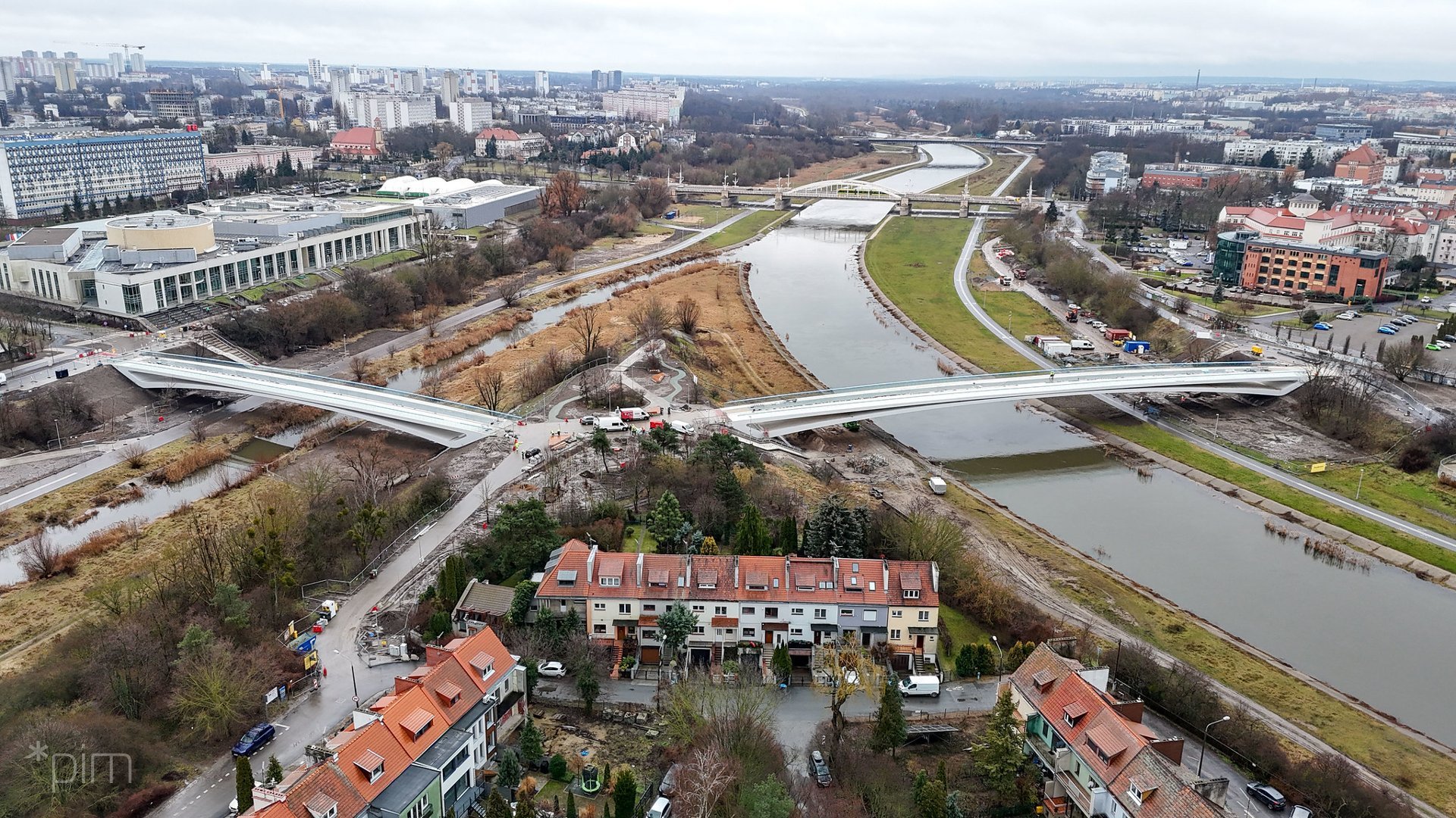 Mosty Berdychowskie nad Wartą z lotu ptaka. W oddali widać mosty Rocha i Królowej Jadwigi