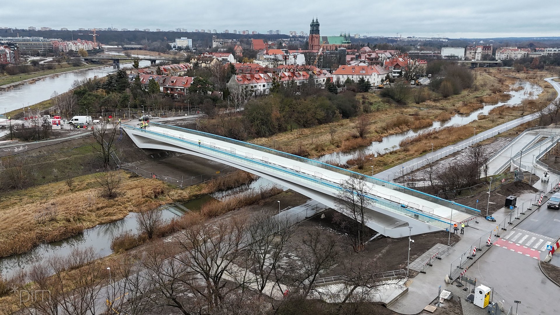 Mosty Berdychowskie nad Wartą widziane z powietrza. W oddali widać Ostrów Tumski z Katedrą