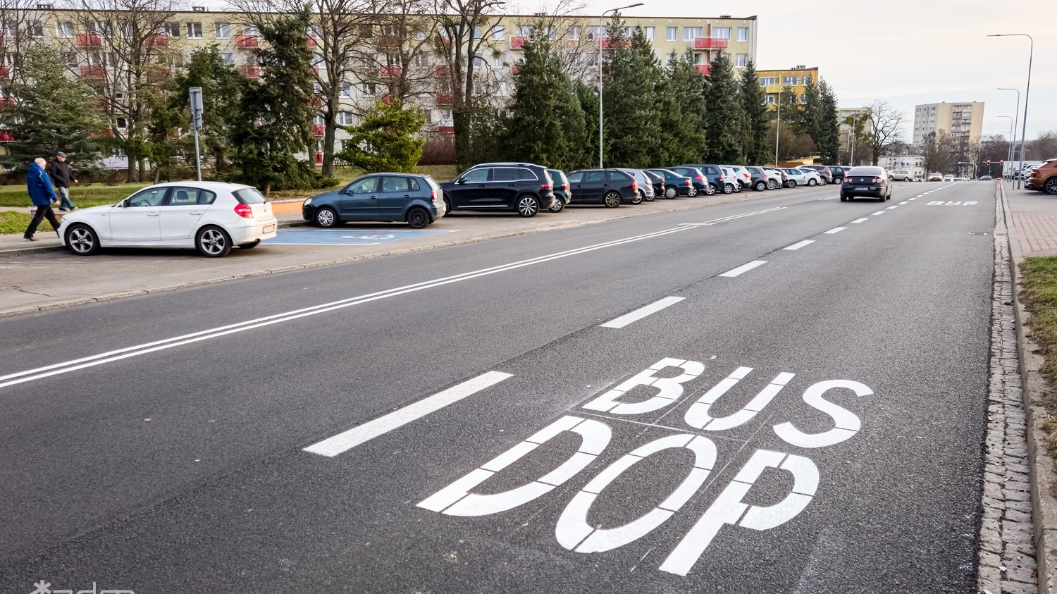 Ulica Słowiańska z nową nawierzchnią asfaltową i ukosnymi miejscami postojowymi