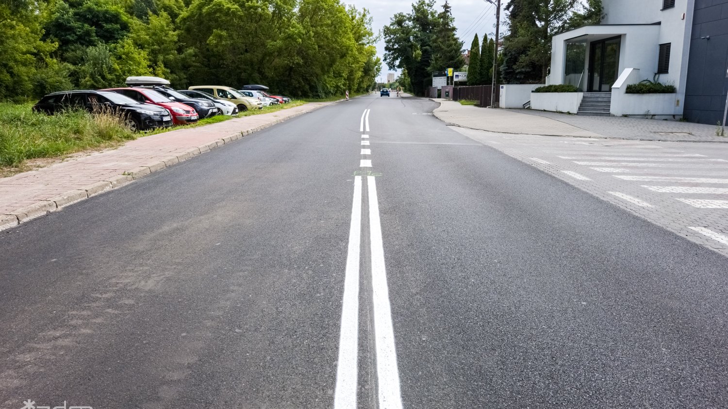 Ulica Umultowska z nowa nawierzchnią asfaltową i biała linią rozdzielającą pasy ruchu