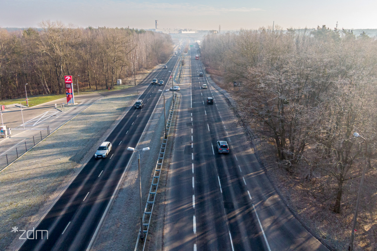 Widok na ul. Warszawską w rejonie stacji beznzynowej z lotu ptaka, dwie jezdnie rozdzielone barierą energochłonną - grafika artykułu