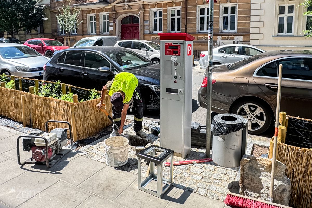 Rozpoczęły się prace związane z wymianą starych, ponad dwudziestoletnich parkomatów na Jeżycach. Nowe urządzenia umożliwią płatność kartą i Blikiem oraz otrzymanie elektronicznego biletu parkingowego fot. ZDM Prace przy stawianiu nowych parkomatów na Jeżycach