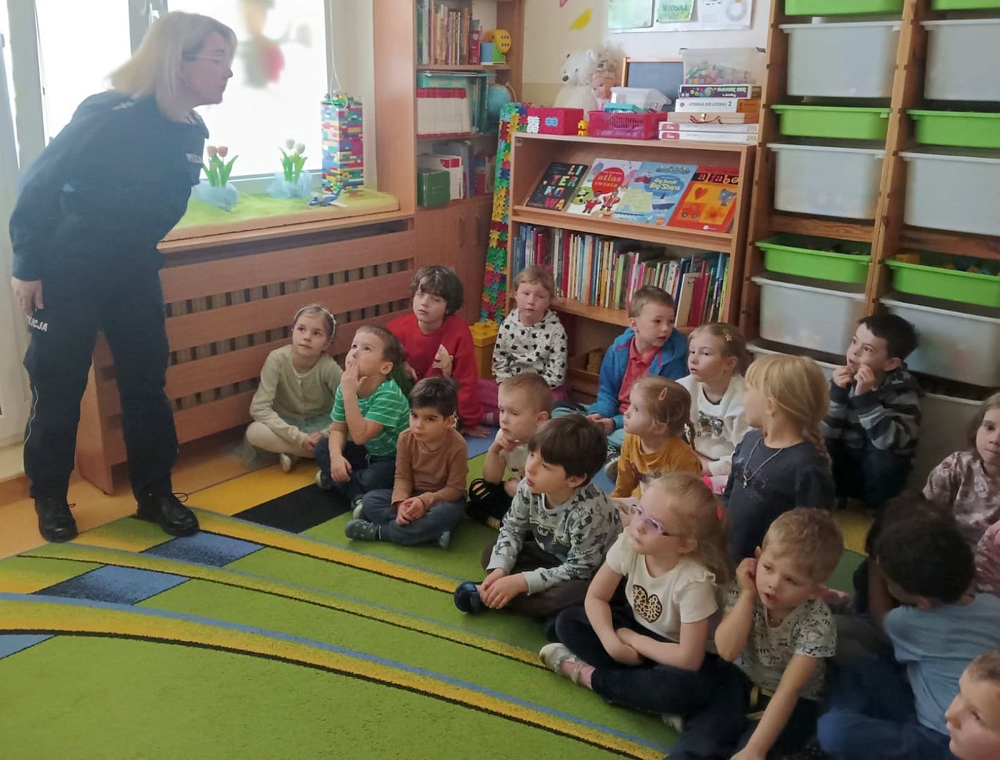 policjantka zapytuje dzieci