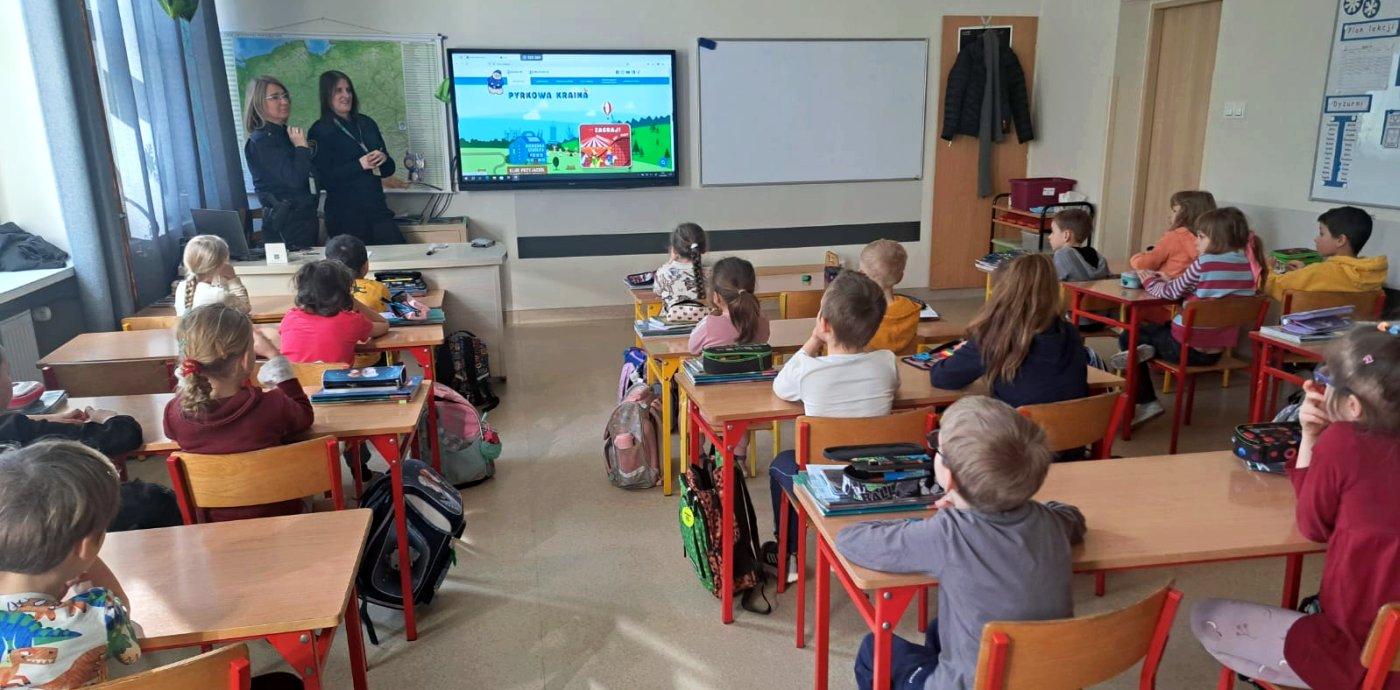 strażniczka i policjantka ilustrują filmem omawiane zagadnienia