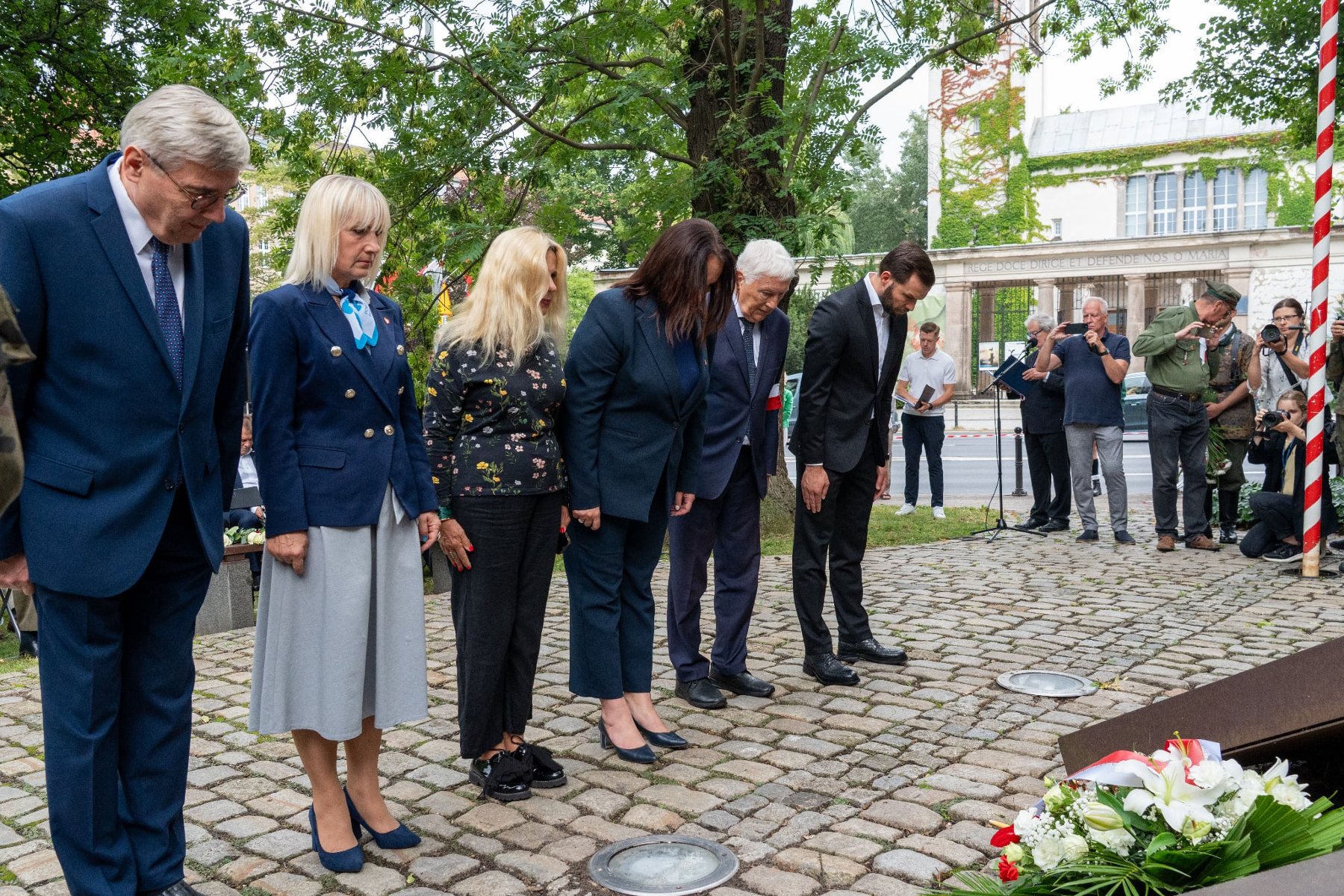 Poznaniacy uczcili poległych w Powstaniu Warszawskim Na zdjęciu pomnik, pod nim kwiaty