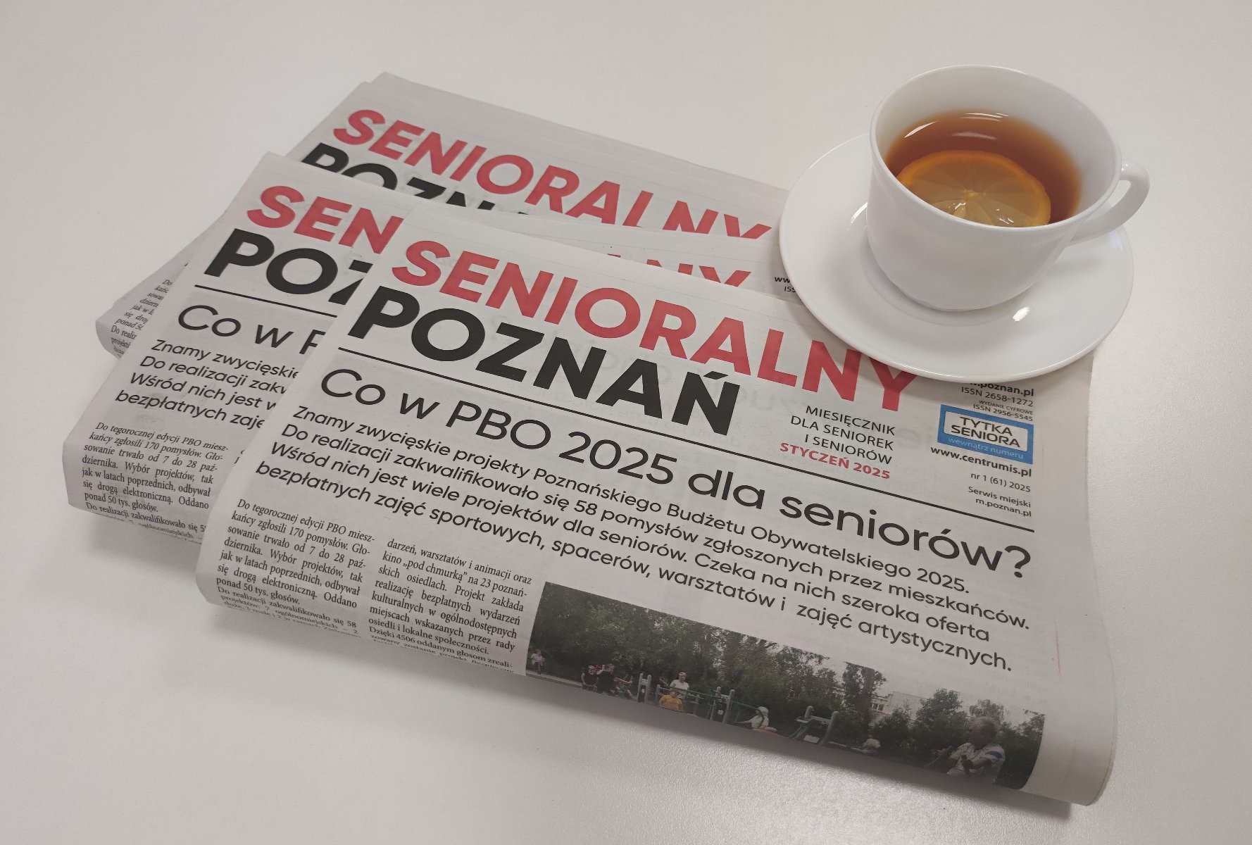 Filiżanka z herbatą stoi obok leżącej gazety z aktualnym wydaniem "Senioralnego Poznania" - grafika artykułu