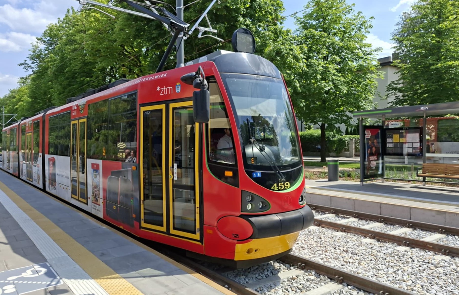 fot. ZTM zdjęcie przedstawia czerwony tramwaj, stojący na przystanku