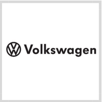 Na biały tle granatowe logo Volkswagena