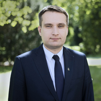 Profile picture of First Deputy Mayor. Men wearing a navy suit and tie.