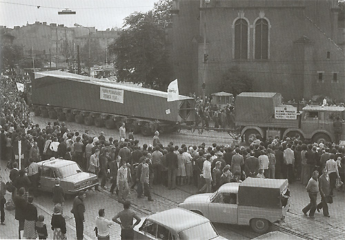 Transport des éléments du monument