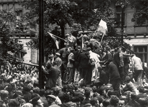 Un char saisi par les manifestants